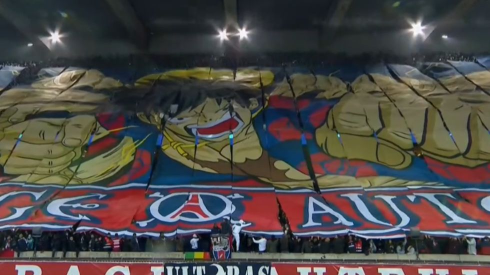 L'énorme bannière de Luffy repérée lors du choc PSG vs Bayern Munich en